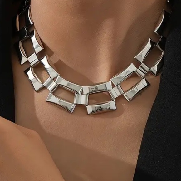 Elegant Silver Necklace and Bracelet Set - Picture 2 of 3